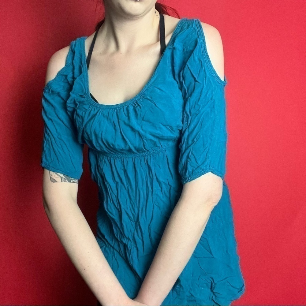 Teal open shoulder top 💙💙